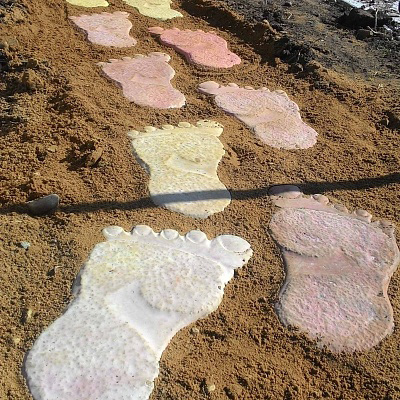 "Следы великана" - послужат не только декоративным украшением, но и хорошей садовой дорожкой.